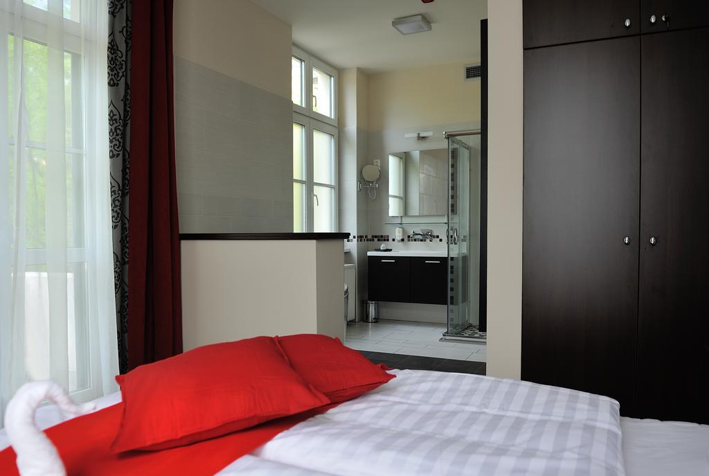 Corner Hotel&Kávéház Dunaújváros Chambre photo