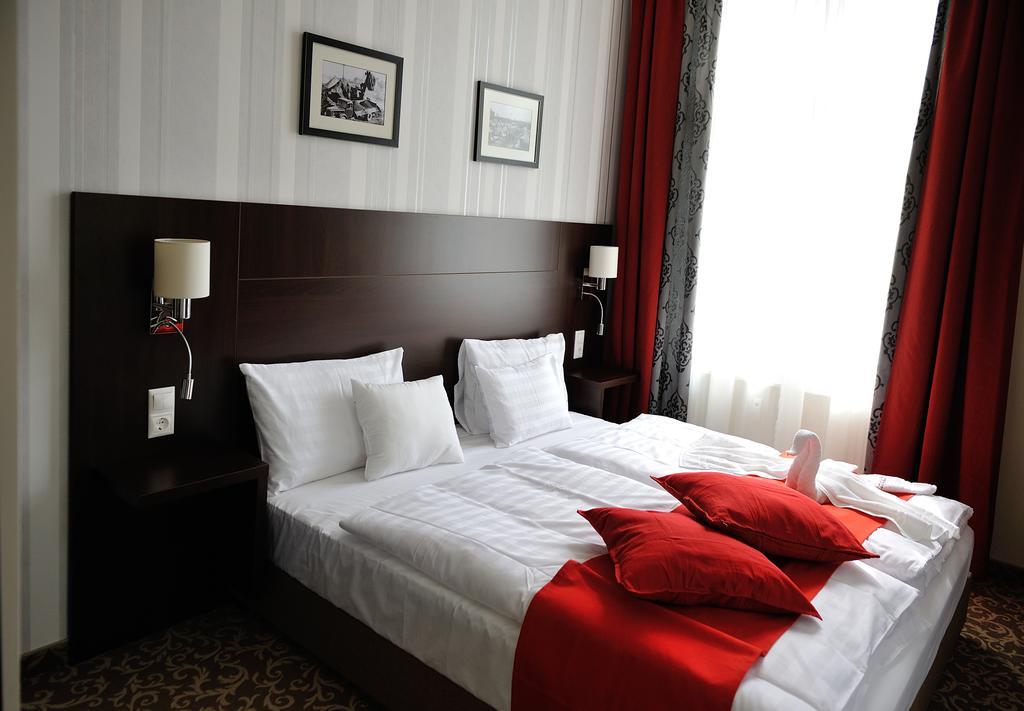 Corner Hotel&Kávéház Dunaújváros Chambre photo