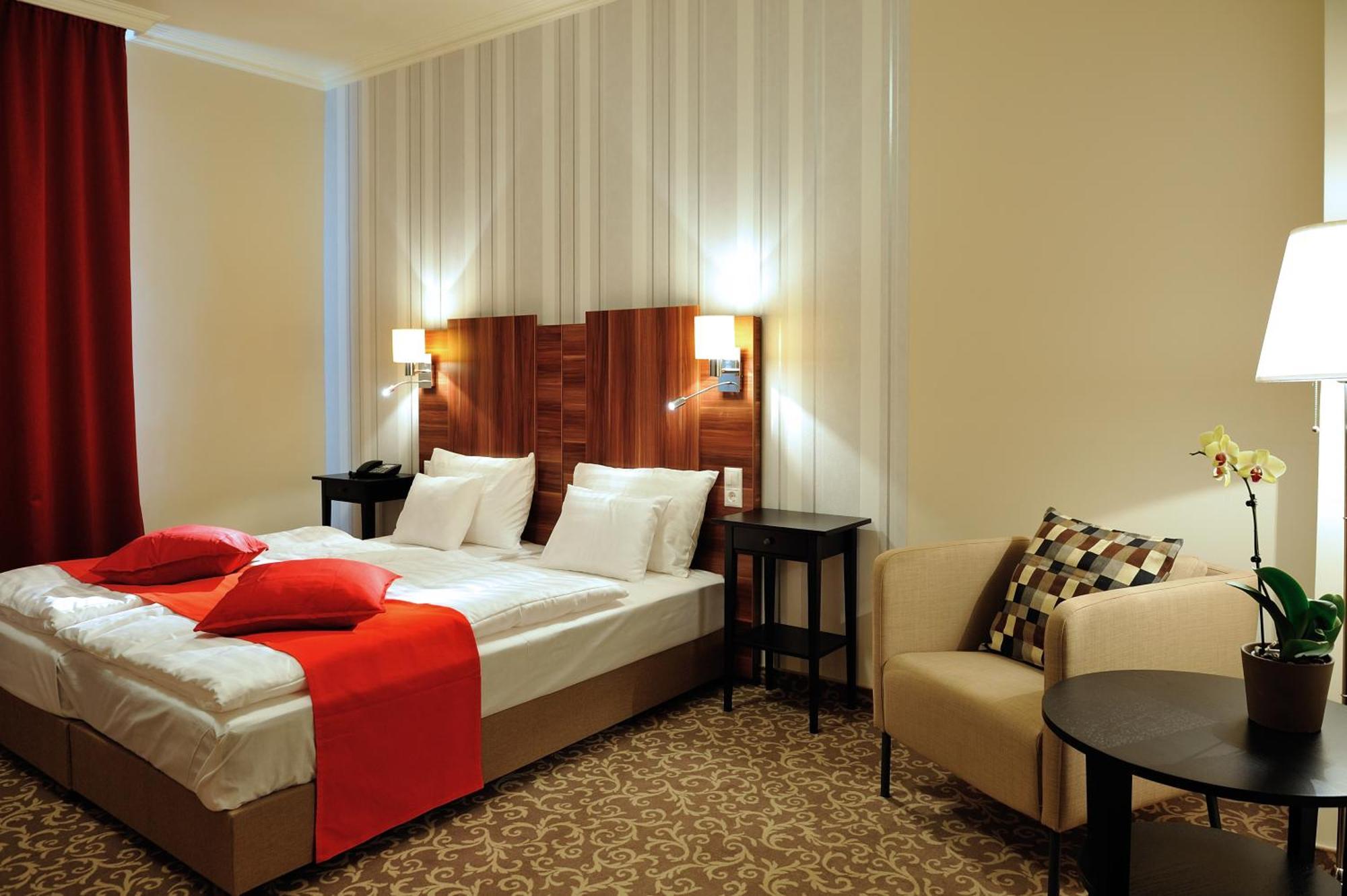 Corner Hotel&Kávéház Dunaújváros Extérieur photo